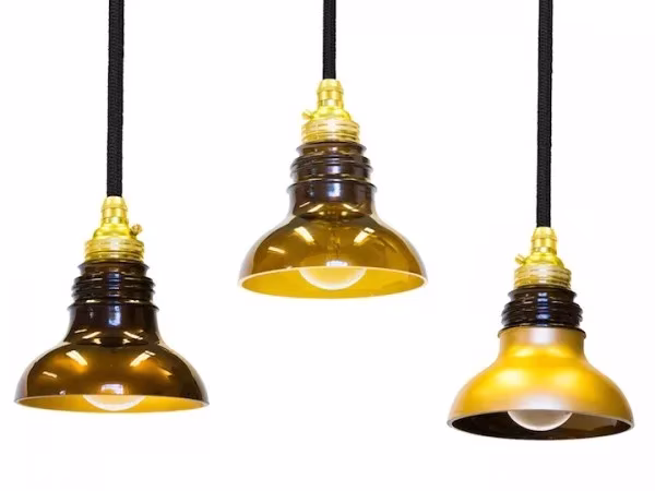 Tres lámparas colgantes Utrem Lux de vidrio ámbar con portalámparas dorados y cable negro