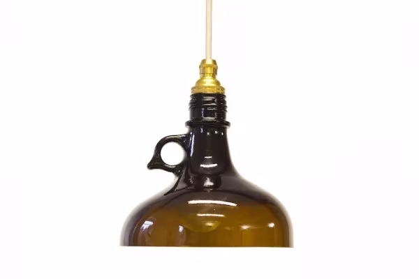 Lámpara colgante Utrem Lux hecha con una garrafa de vidrio ámbar con asa y portalámparas dorado