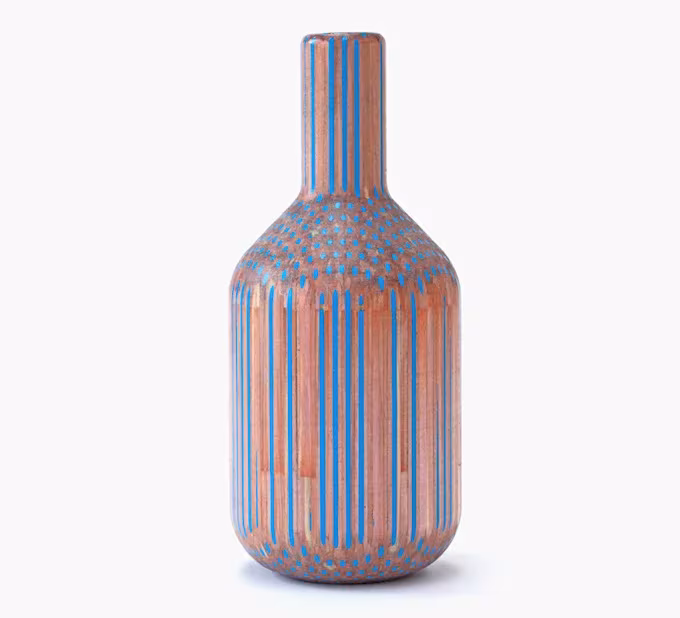Jarrón de cuello largo hecho de lápices con rayas azules y madera, de la colección Amalgamated