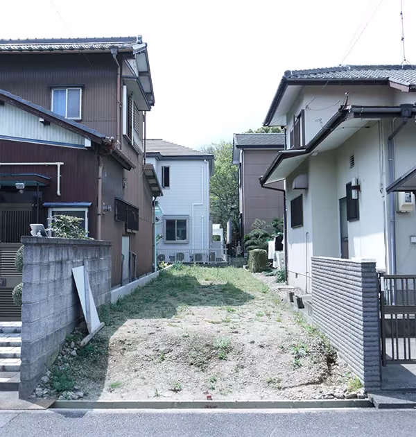 Solar estrecho y alargado entre casas japonesas antes de construir la Imai House