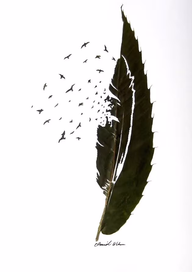 Hoja verde tallada por Omid Asadi con forma de pluma que se deshace en una bandada de pájaros