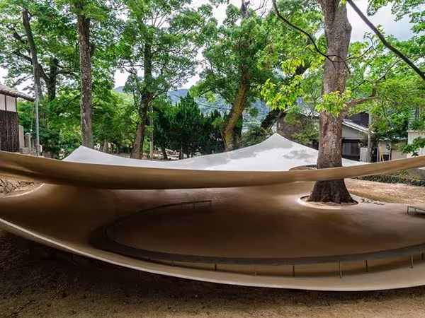 Fukita Pavilion de Ryue Nishizawa en Kagawa, dos planos curvos superpuestos alrededor de un gran árbol