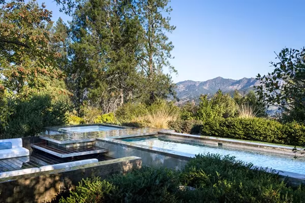 Láminas de agua escalonadas de la NAPA House de Steven Harris rodeadas de vegetación del Valle de Napa