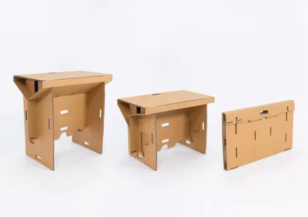 Tres configuraciones del escritorio de cartón Refold: alto, bajo y plegado