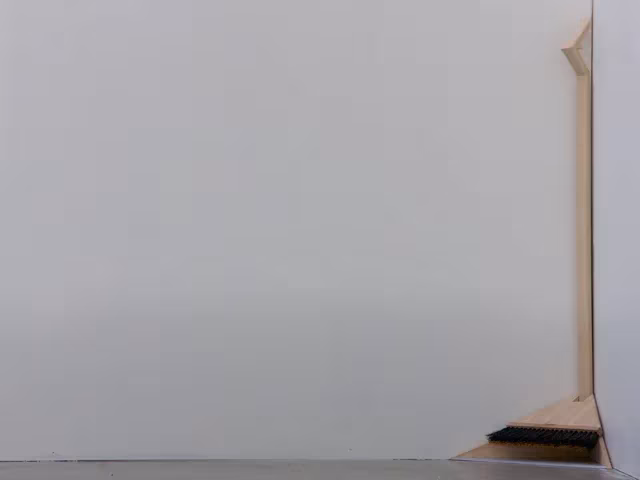Pieza de madera que rellena la esquina entre pared y suelo, proyecto de espacio negativo de Konstfack