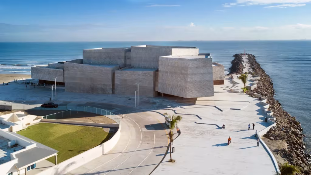 Michel Rojkind convierte las rocas del malecón en el Foro Boca