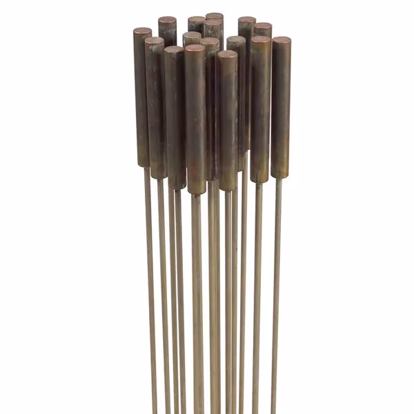 Detalle de una escultura Sonambient de Harry Bertoia, varillas metálicas rematadas por cilindros