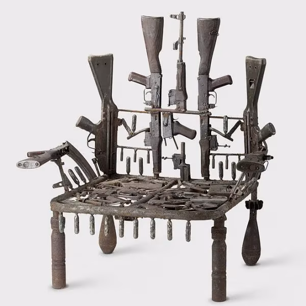 Silla escultórica construida con armas de fuego soldadas, expuesta en la muestra «Making Africa»