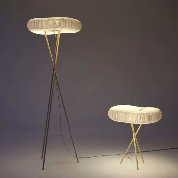 Lámparas cloud de pie de Molo Design, con pantallas de papel en forma de nube sobre patas finas