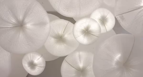 Grupo de lámparas cloud de Molo Design vistas desde abajo, con pantallas de papel blanco translúcido