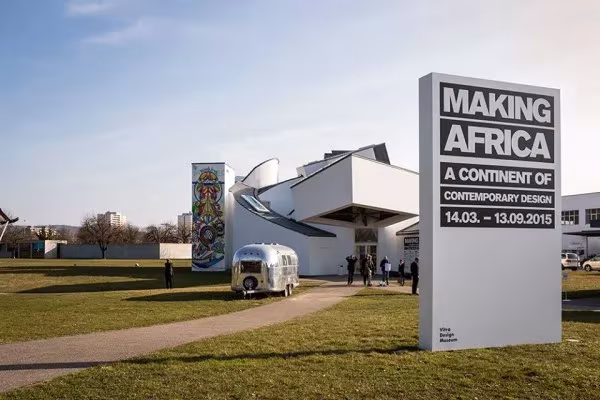 Vitra Design Museum de Frank Gehry con el cartel de la exposición «Making Africa» sobre el césped
