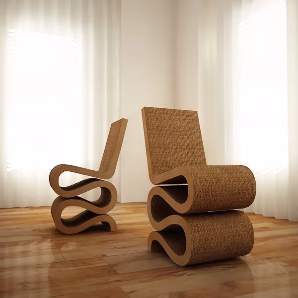 Dos sillas Wiggle de Frank Gehry en cartón ondulado sobre un suelo de madera junto a cortinas blancas