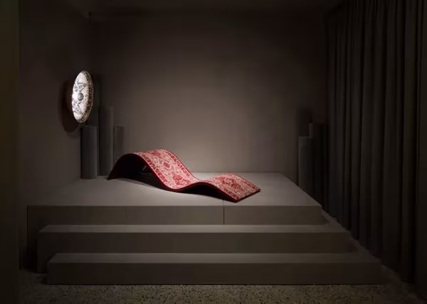 Sala oscura de «The Department Store» de Lee Broom con una alfombra roja sobre una tarima escalonada
