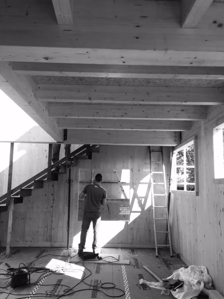 Operario trabajando en el interior de madera maciza de la Casa ÁBATON en Aravaca durante la obra