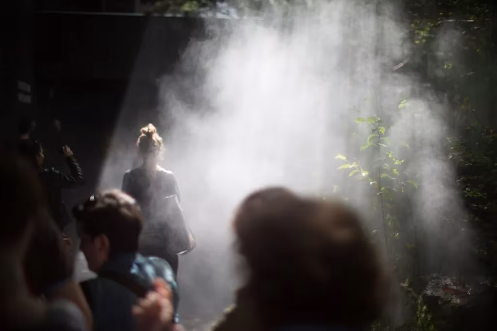 Visitantes entre la niebla y la vegetación del pabellón de Austria «Respirar» en la Expo de Milán