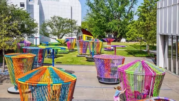 Los Trompos de Hector Esrawe e Ignacio Cadena, piezas tejidas de colores en la plaza del High Museum