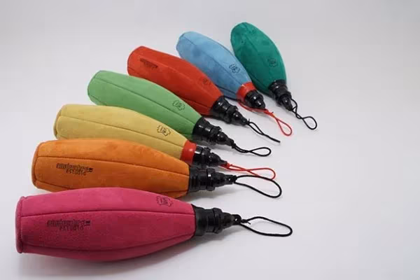 Botas de vino de piel en abanico de colores: rosa, naranja, amarillo, verde, rojo y azul