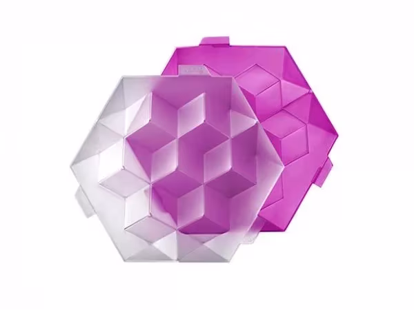 Recipiente geométrico facetado en blanco y fucsia formado por piezas encajadas