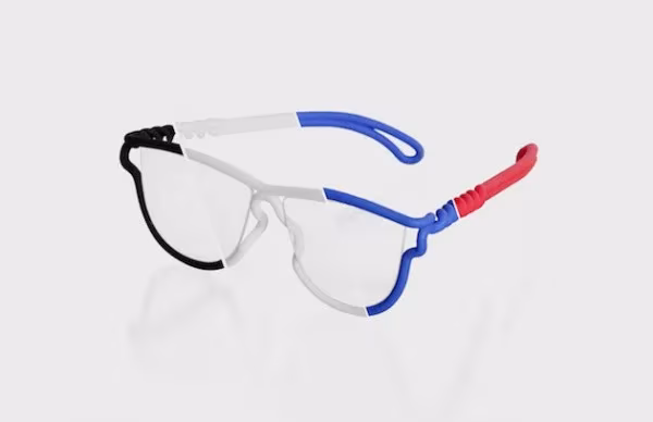 Gafas MONO de una pieza impresas en 3D con montura blanca y patillas en azul, rojo y negro
