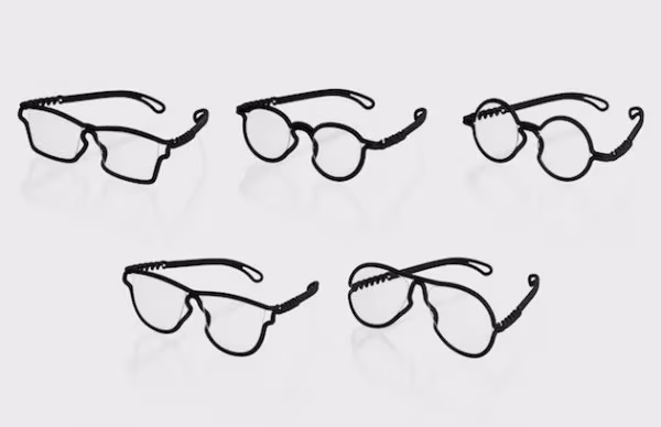 Cinco modelos de gafas MONO impresas en 3D en negro, con monturas cuadradas, redondas y de aviador