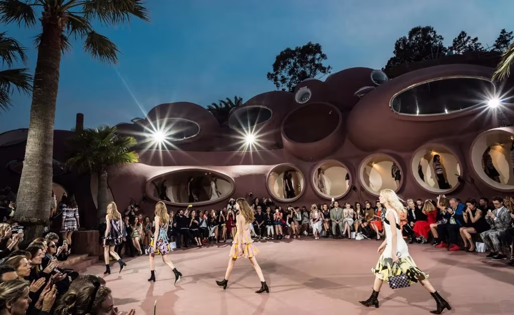 Desfile de Dior Crucero en el Palais Bulles de Antti Lovag, con modelos ante las burbujas de terracota