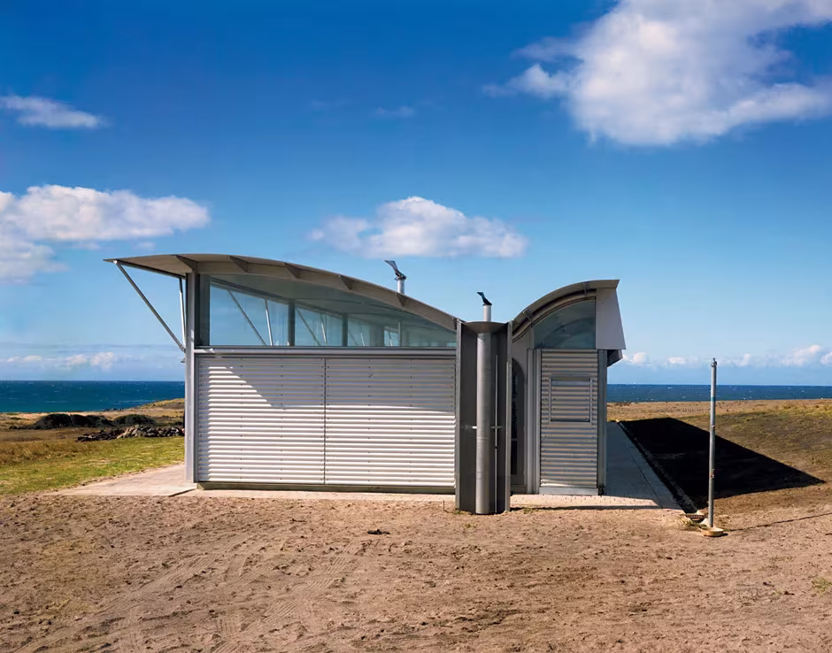 Magney House de Glenn Murcutt con cubierta metálica en forma de ala de gaviota y lamas, junto al mar en Australia