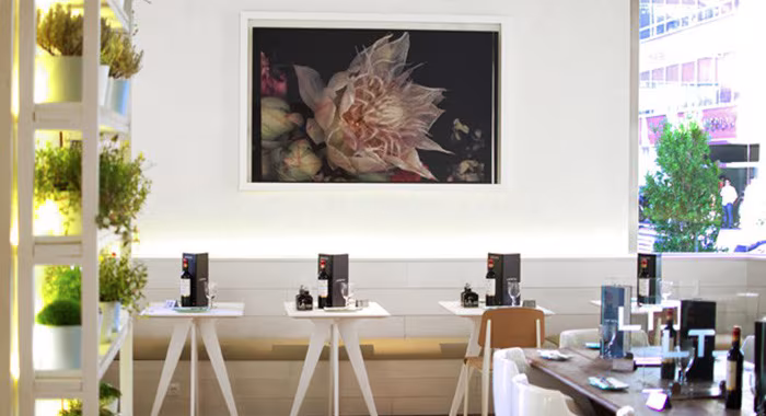 Silla Standard de Vitra diseño de Jean Prouvé en restaurante Lateral Castellana 42