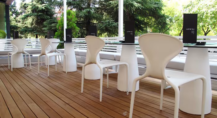 Mesa Equal de Gandía Blasco en color blanco en restaurante Lateral Castellana 42
