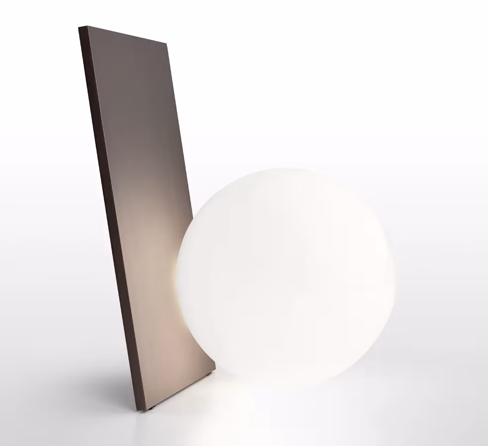 Lámpara de sobremesa Extra T de Michael Anastassiades, una placa de bronce apoyada en una esfera de vidrio opal