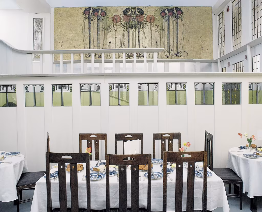 Salón de té Ingram de Charles Rennie Mackintosh con sillas de respaldo alto y friso decorativo