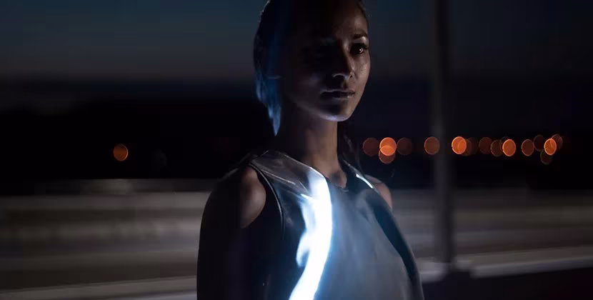 Corredora de noche con la camiseta luminosa Phototrope de Pauline van Dongen