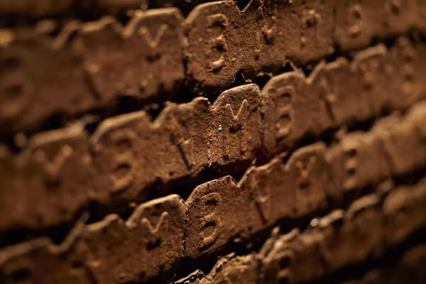 Detalle de ladrillos con letras en relieve dispuestos en hiladas, en la Johnnie Walker House