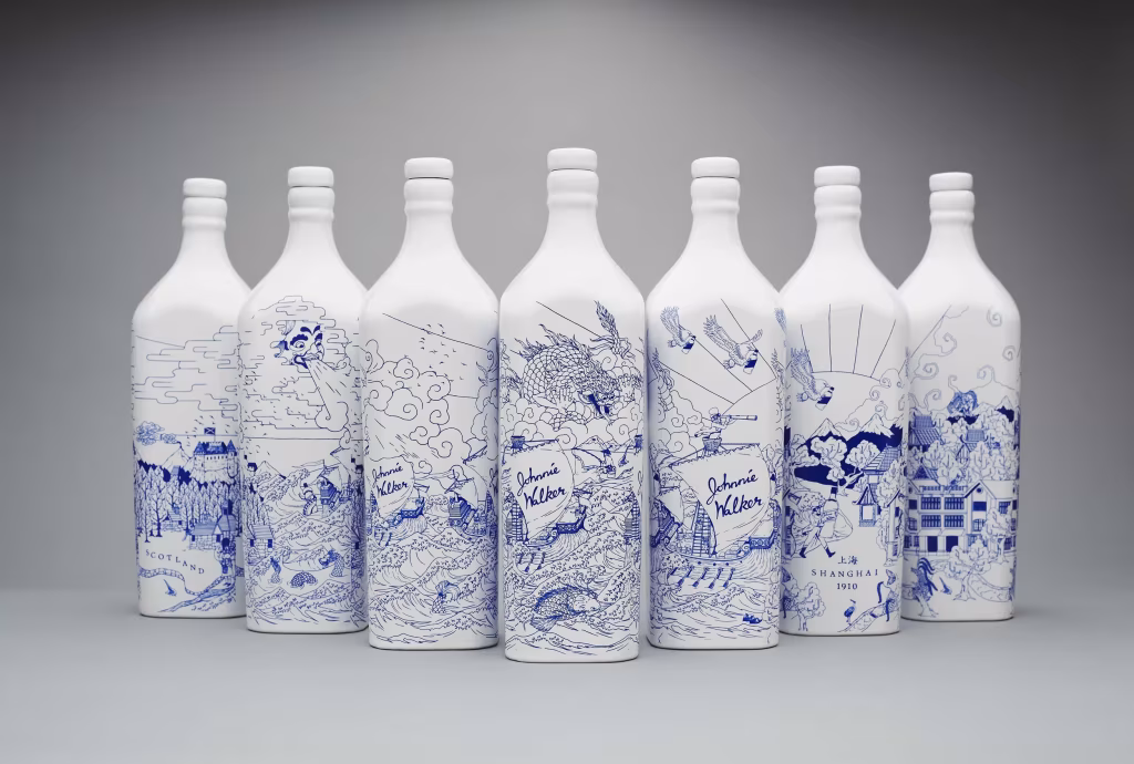Botellas de cerámica blanca de Johnnie Walker decoradas con ilustraciones azules de Shanghái sobre fondo gris