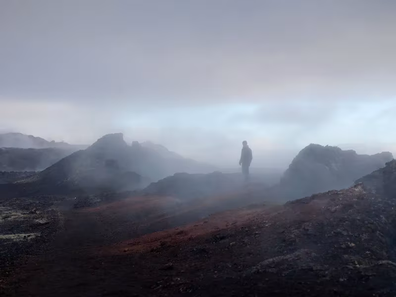 Figura solitaria en lo alto de un paisaje volcánico oscuro envuelto en niebla en Islandia, por Álvaro Sánchez-Montañés