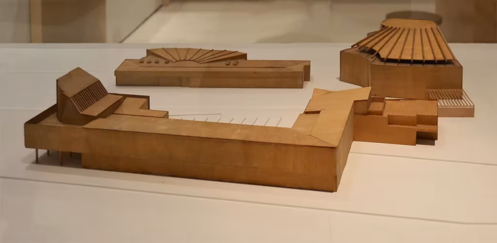 Maqueta de madera de un conjunto de edificios de Alvar Aalto con auditorio en abanico, expuesta en CaixaForum