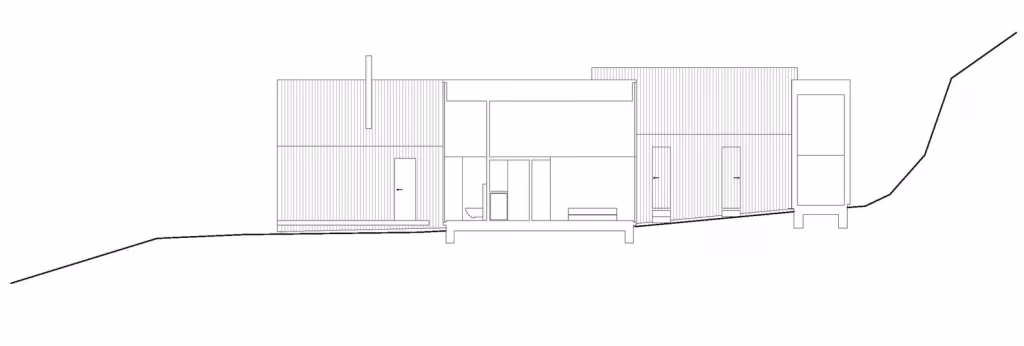 Sección transversal de la cabaña de Reiulf Ramstad en Herfell adaptada a la pendiente del terreno