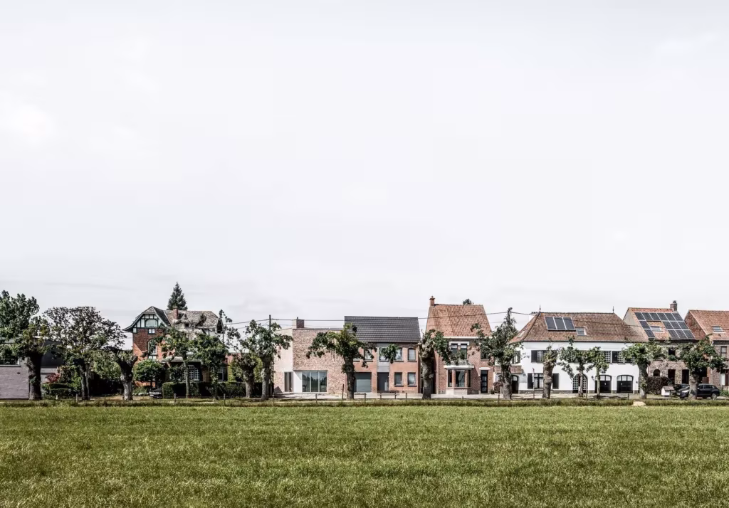 Graux & Baeyens Architecten huyen de la monotonía en su House L-C