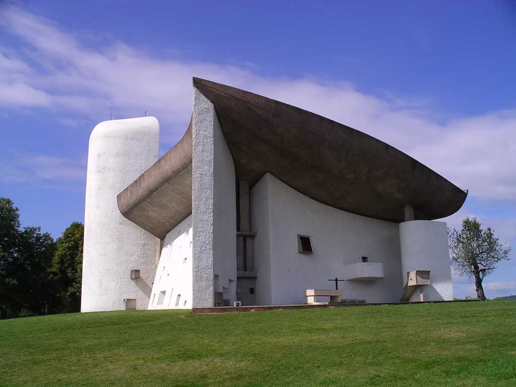 Capilla de Notre-Dame-du-Haut de Le Corbusier en Ronchamp, con su cubierta curva de hormigón sobre muros blancos