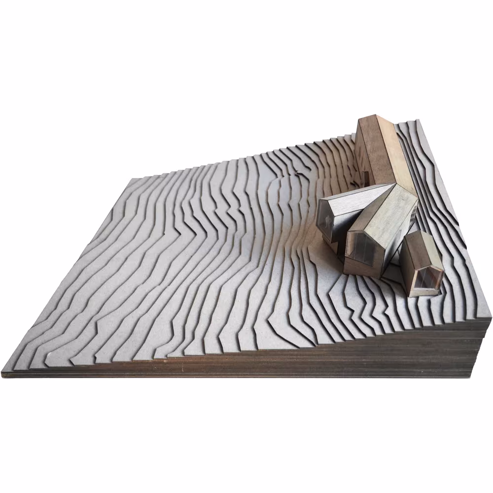 Maqueta topográfica con curvas de nivel y el Split View Mountain Lodge adaptado a la ladera