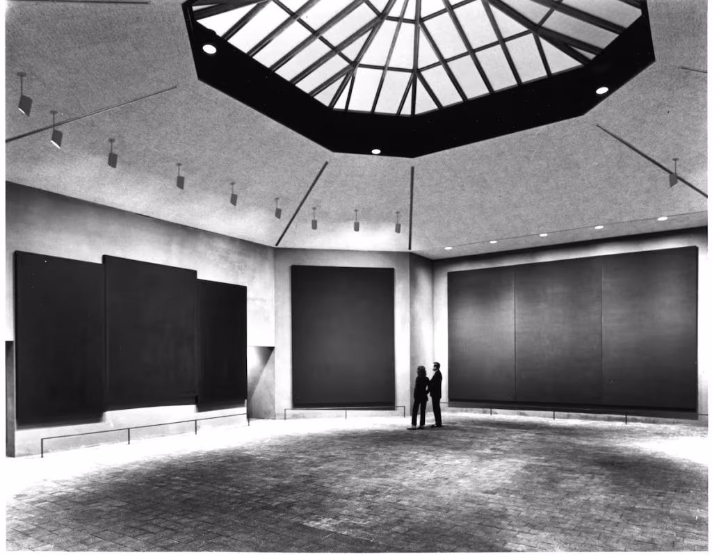 Interior octogonal de la Rothko Chapel con lucernario central y grandes lienzos oscuros, en blanco y negro
