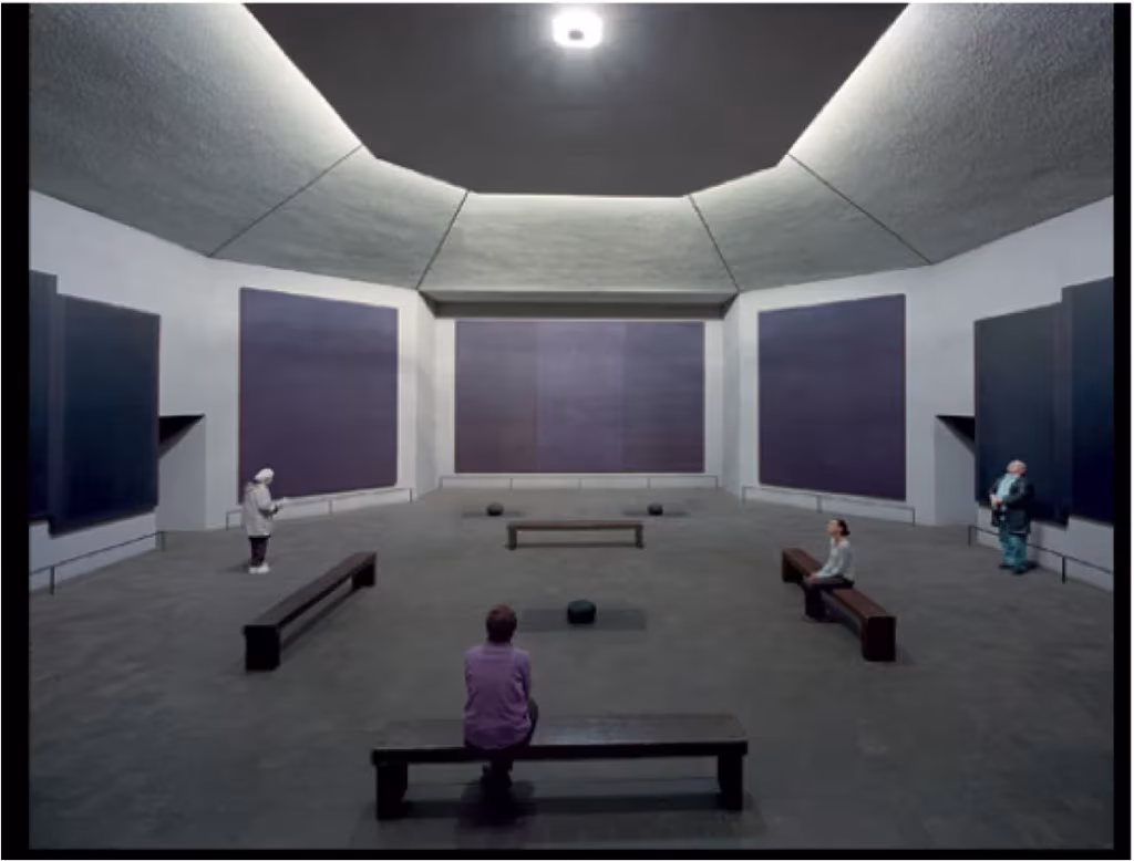 Personas contemplando los murales monocromos de Rothko desde los bancos de la capilla en Houston