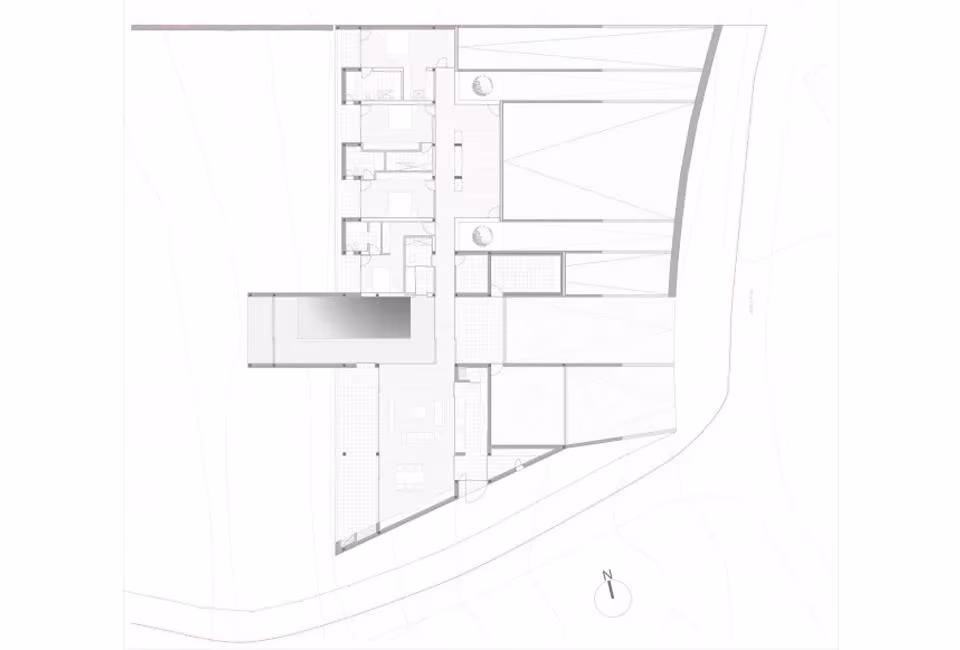 Planta de la Hill Cork House de Contaminar Arquitectos en Leiria, encajada bajo la colina artificial