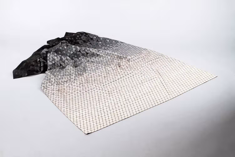 manta de madera en blanco y negro creada por Elisa Strozyk