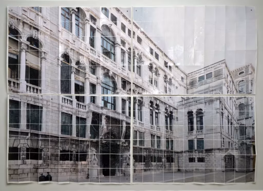 Fachadas de un patio de palacio clásico fotografiadas y recompuestas en una cuadrícula de papel por Germán Gómez