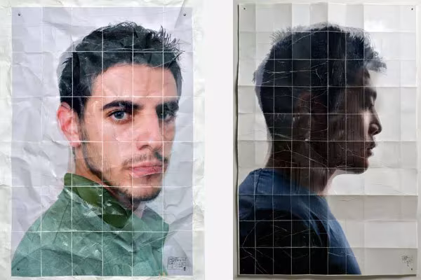 Retratos de frente y de perfil de un joven impresos en papel cuadriculado y arrugado por Germán Gómez