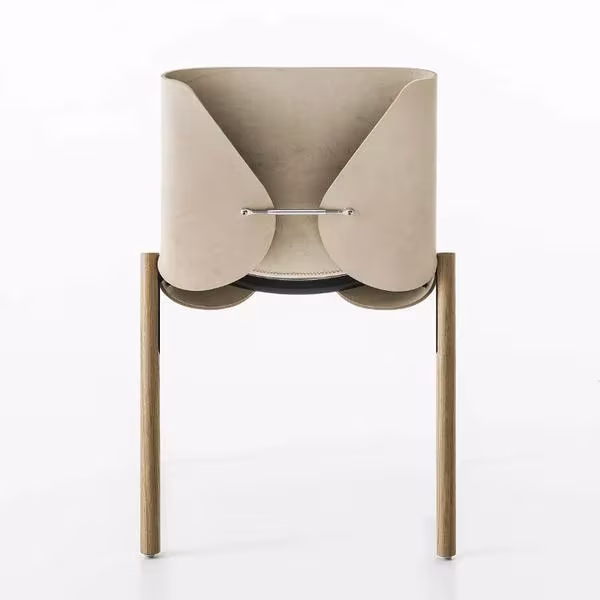 Hide Chair de Kristalia vista de espaldas, cuero claro plegado y unido con una varilla metálica