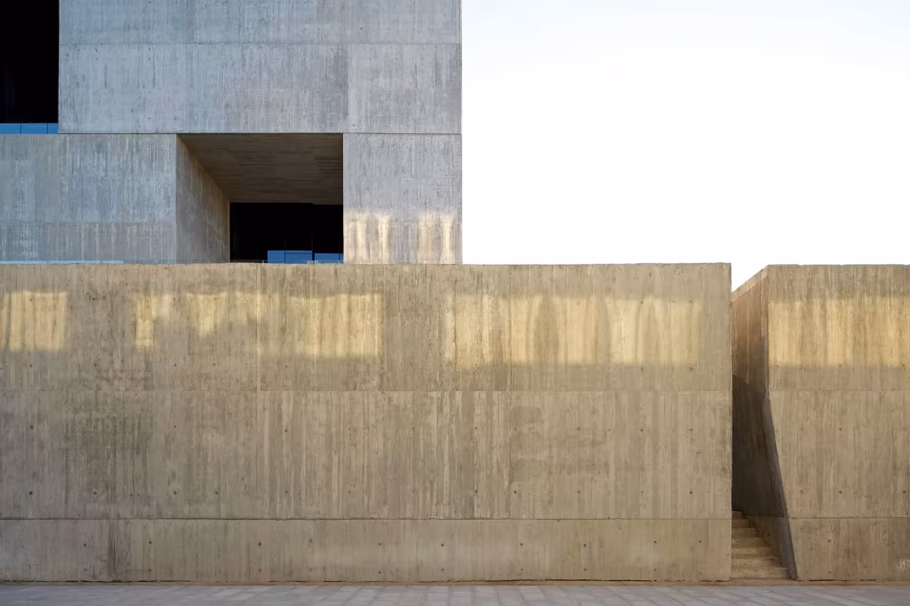 Muros de hormigón visto del Centro de Innovación UC de Alejandro Aravena con huecos profundos