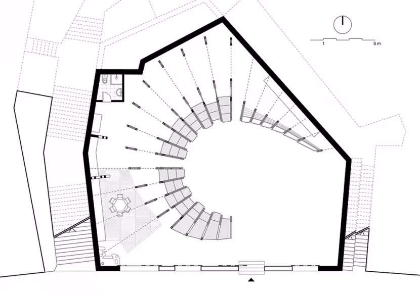 Planta de La Ola en Valparaíso, un recinto pentagonal con gradas curvas en espiral para teatro y circo