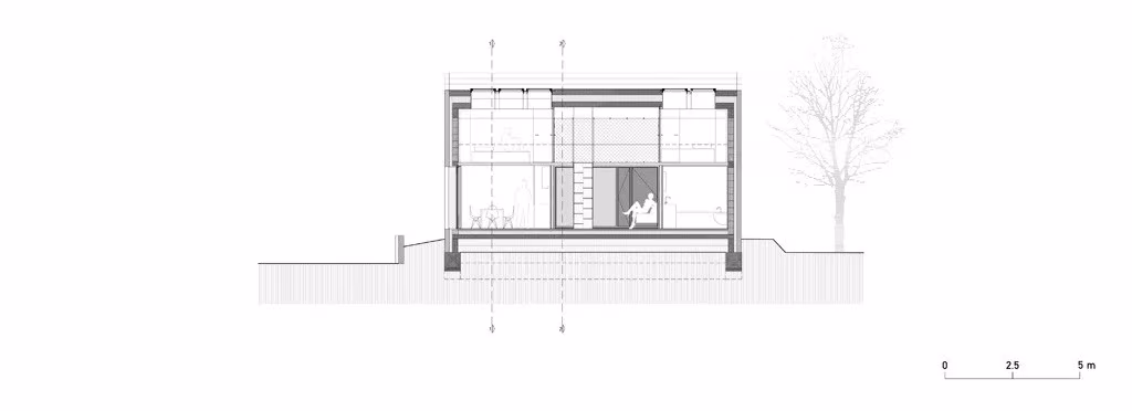 Sección transversal de la Karst House con la vivienda a dos aguas asentada sobre el terreno