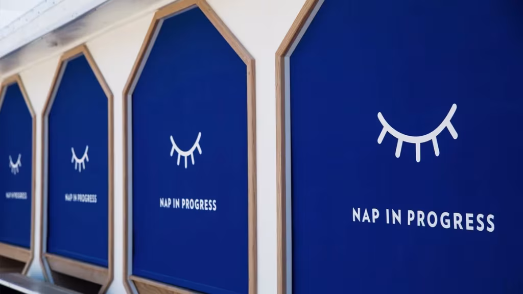 Fachada del tráiler de Casper con las persianas azules de los habitáculos bajadas y un ojo cerrado dibujado